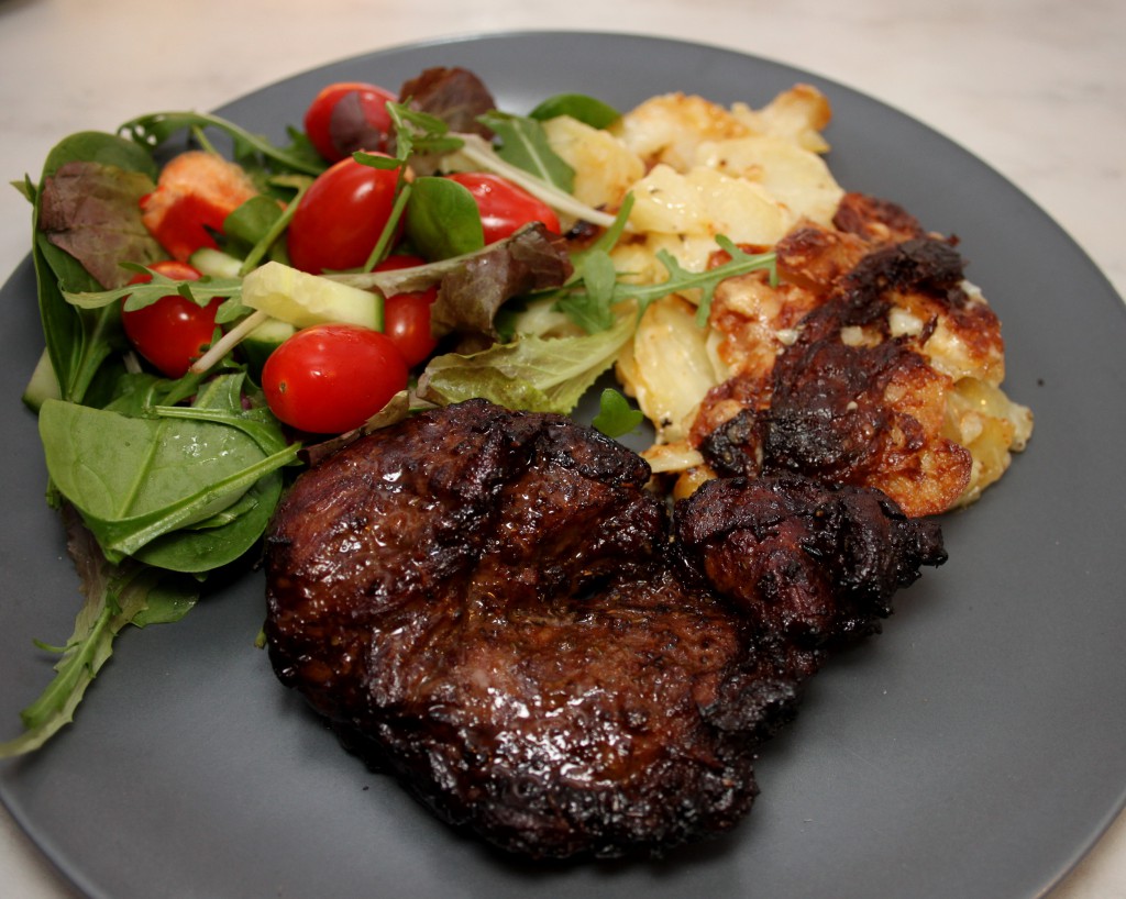 Grillad lammstek med potatisgratäng