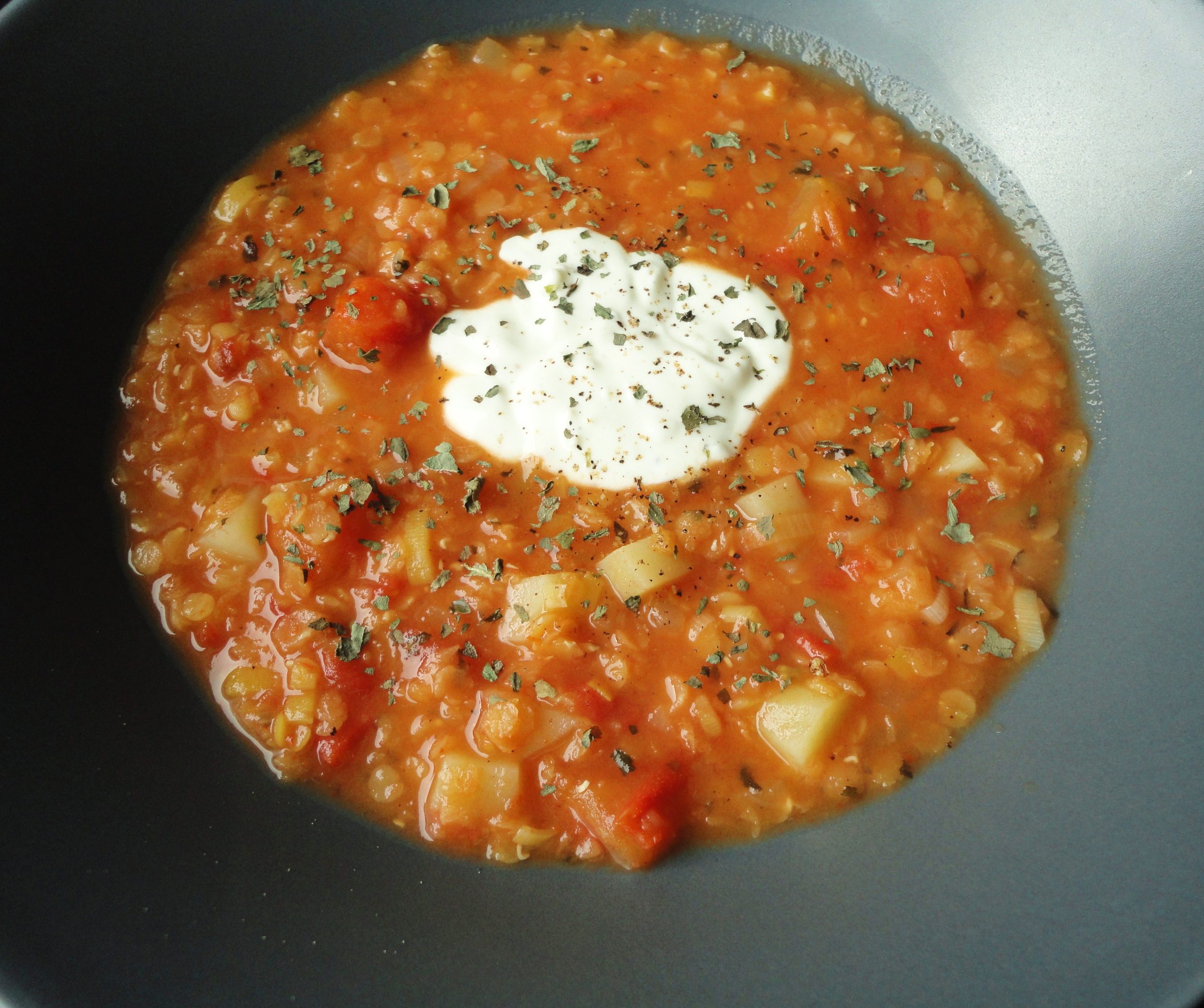Linssoppa med vitlöksyoghurt