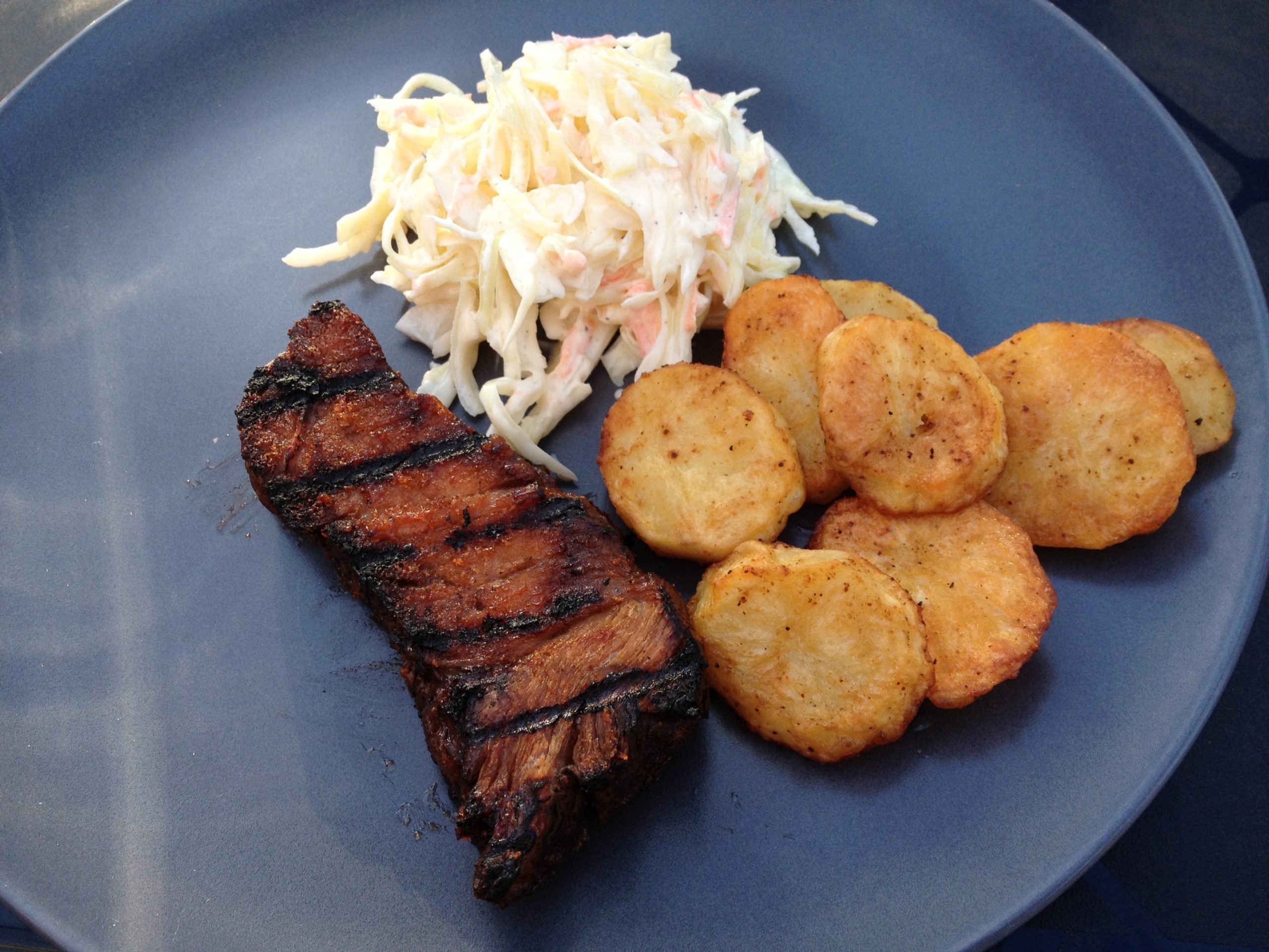 Grillat högrev med potatisskivor och coleslaw