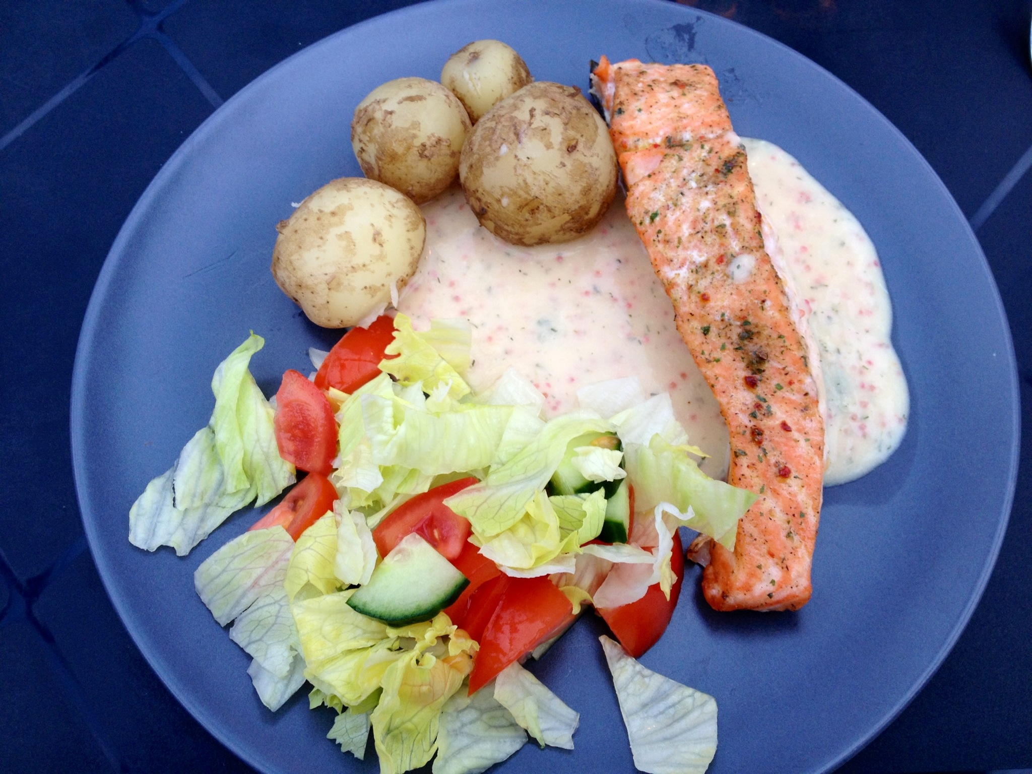 Grillad lax, varm romsås och potatis