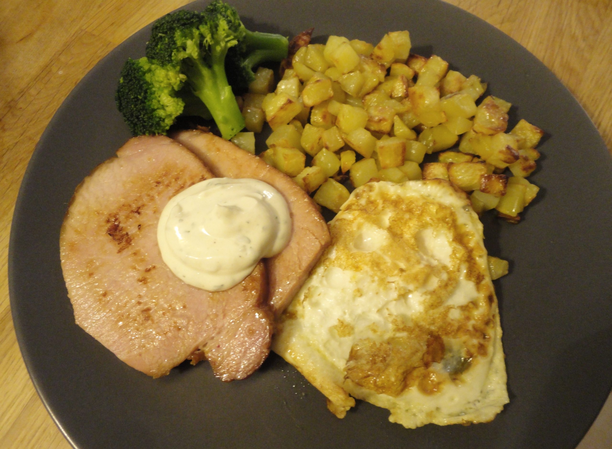 Bräckt kassler med potatistärningar och senapssås