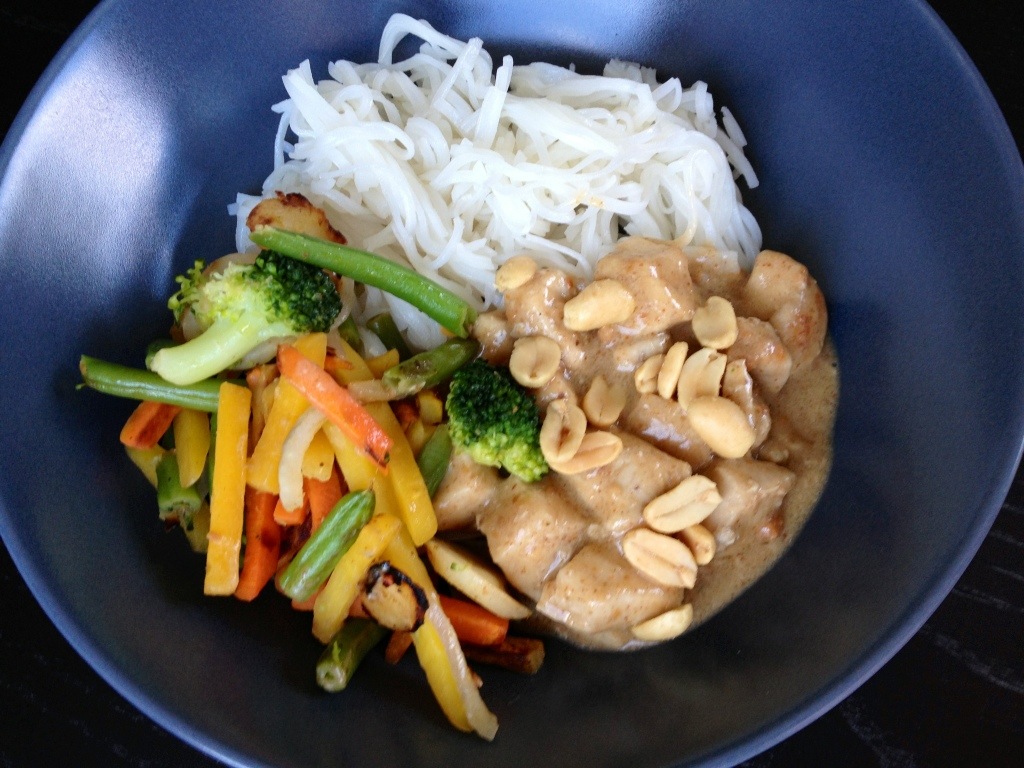 Kycklingwok i jordnötssås