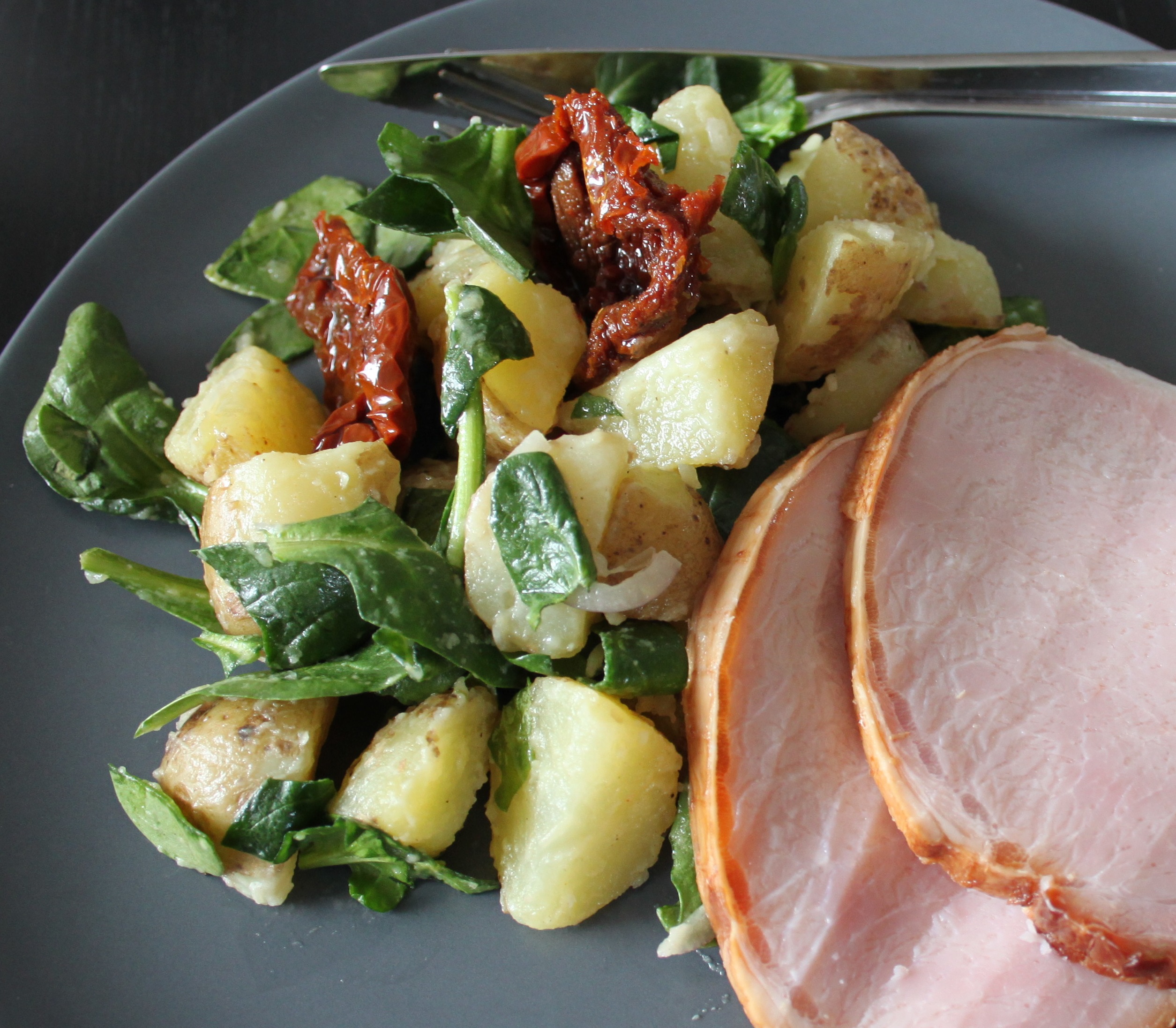Ljummen potatissallad med soltorkade tomater