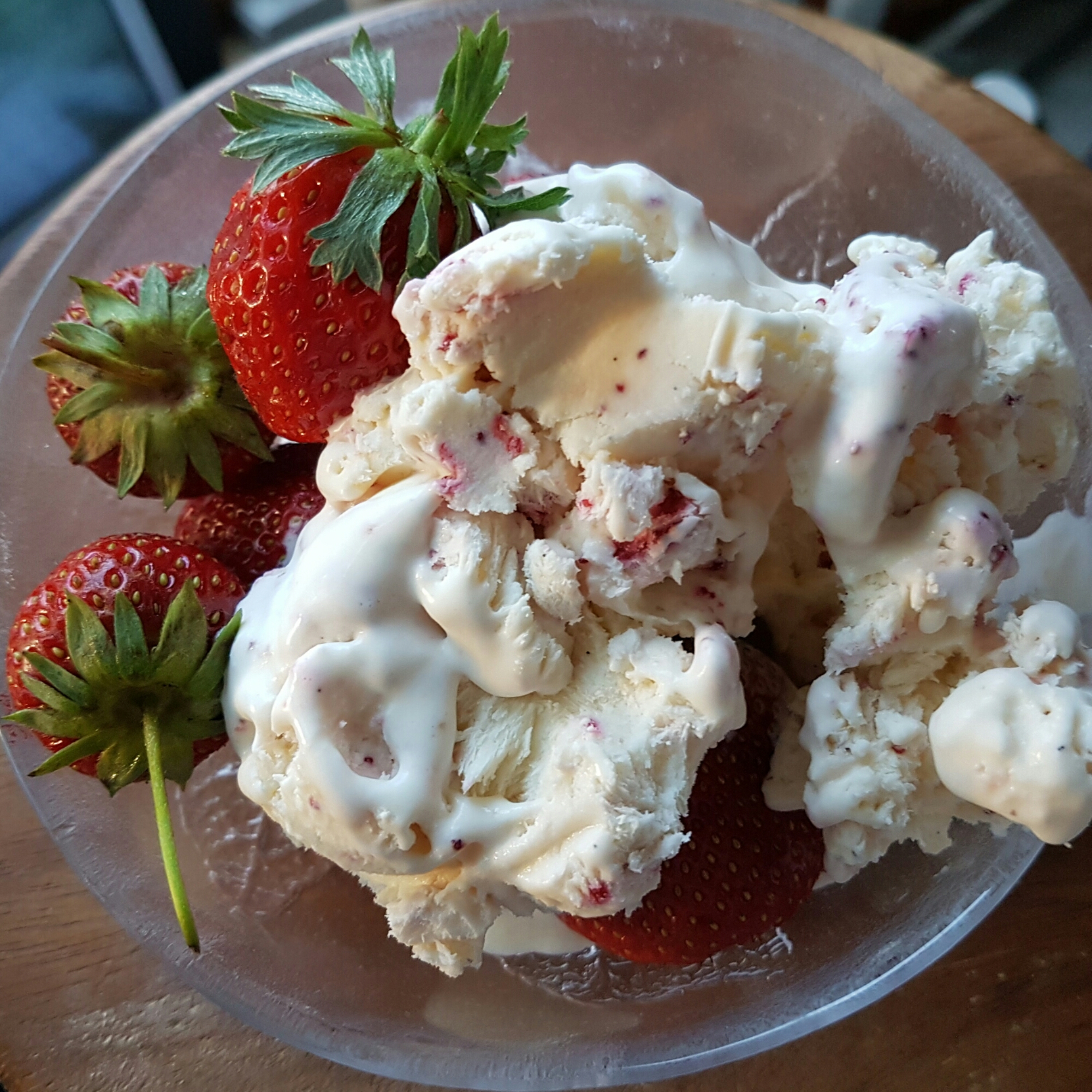 Hemgjord smultronglass av 4 ingredienser