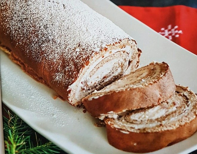 Glutenfri pepparkaksrulltårta med lingonfyllning