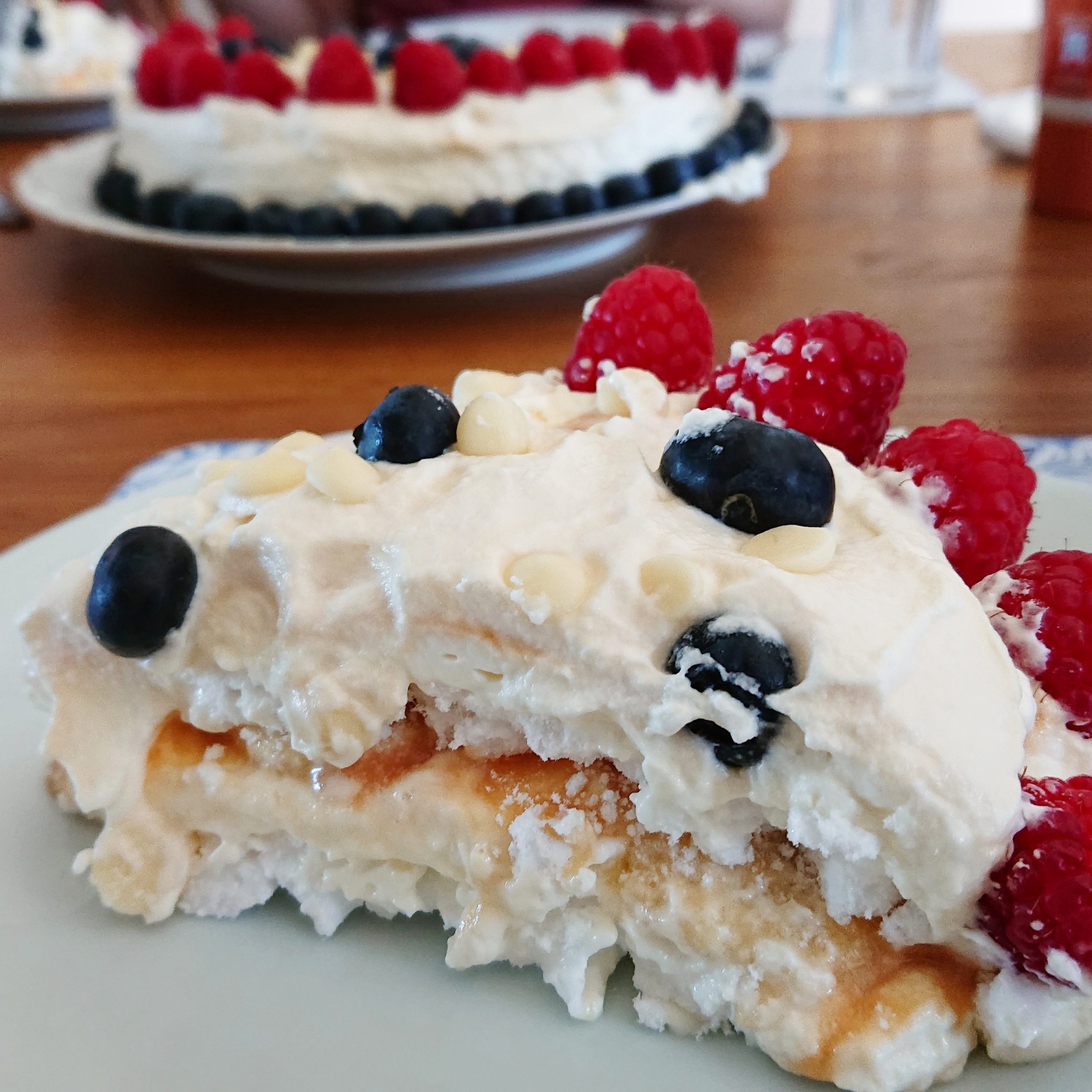 Marängtårta med kolasås och banan