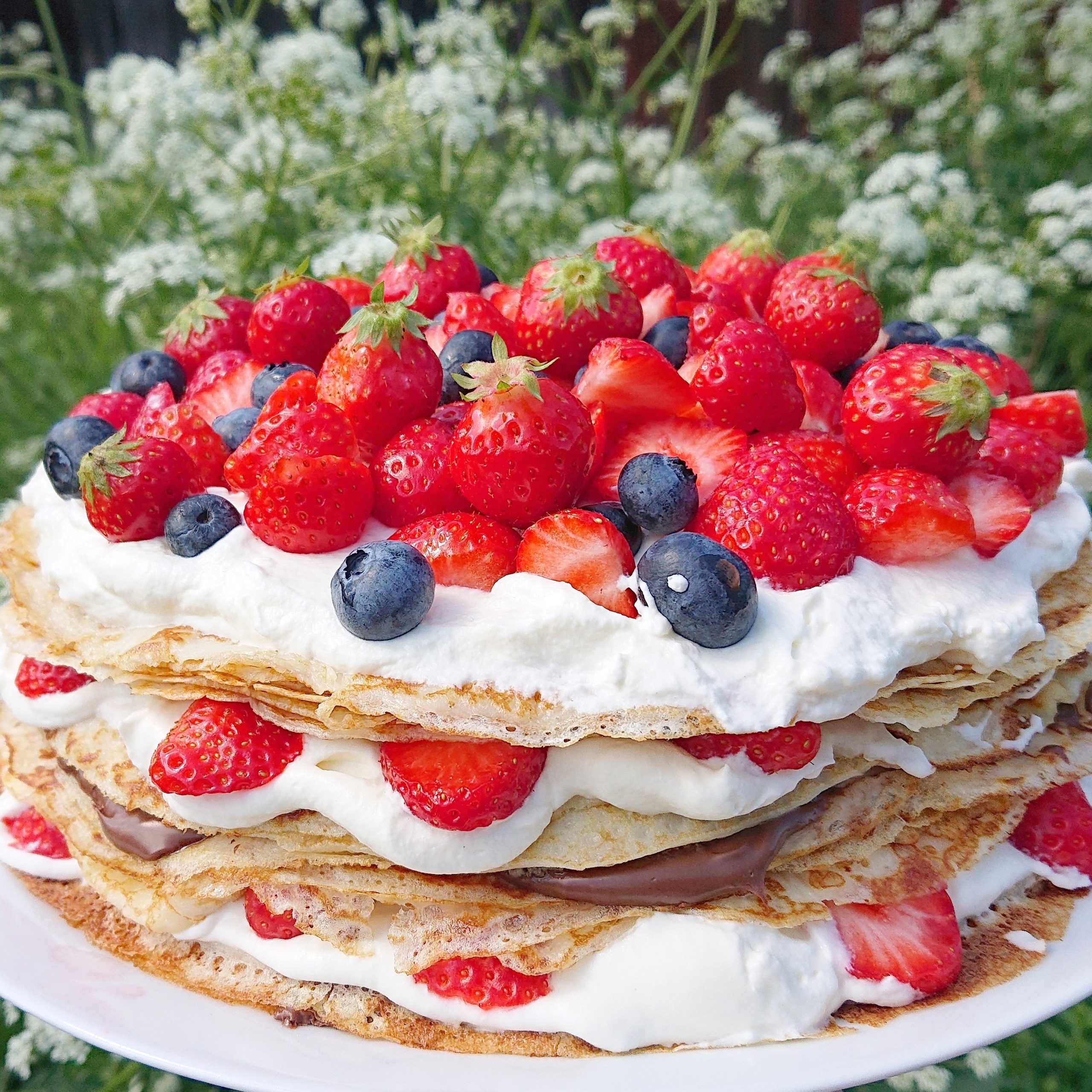 Glutenfri pannkakstårta med Nutella och jordgubbar