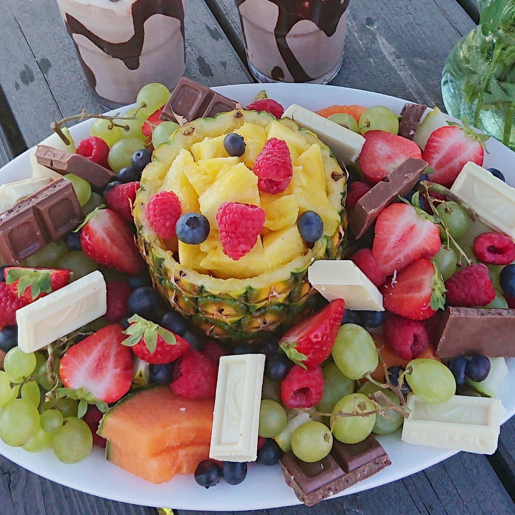 Fruktfat med ananas skål