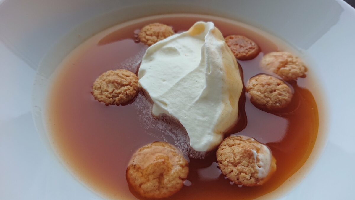 Nyponsoppa med mandelbeskvier