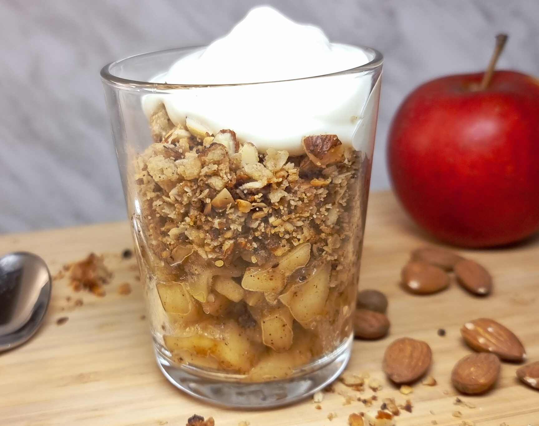 Stekta äpplen i glas med crumble