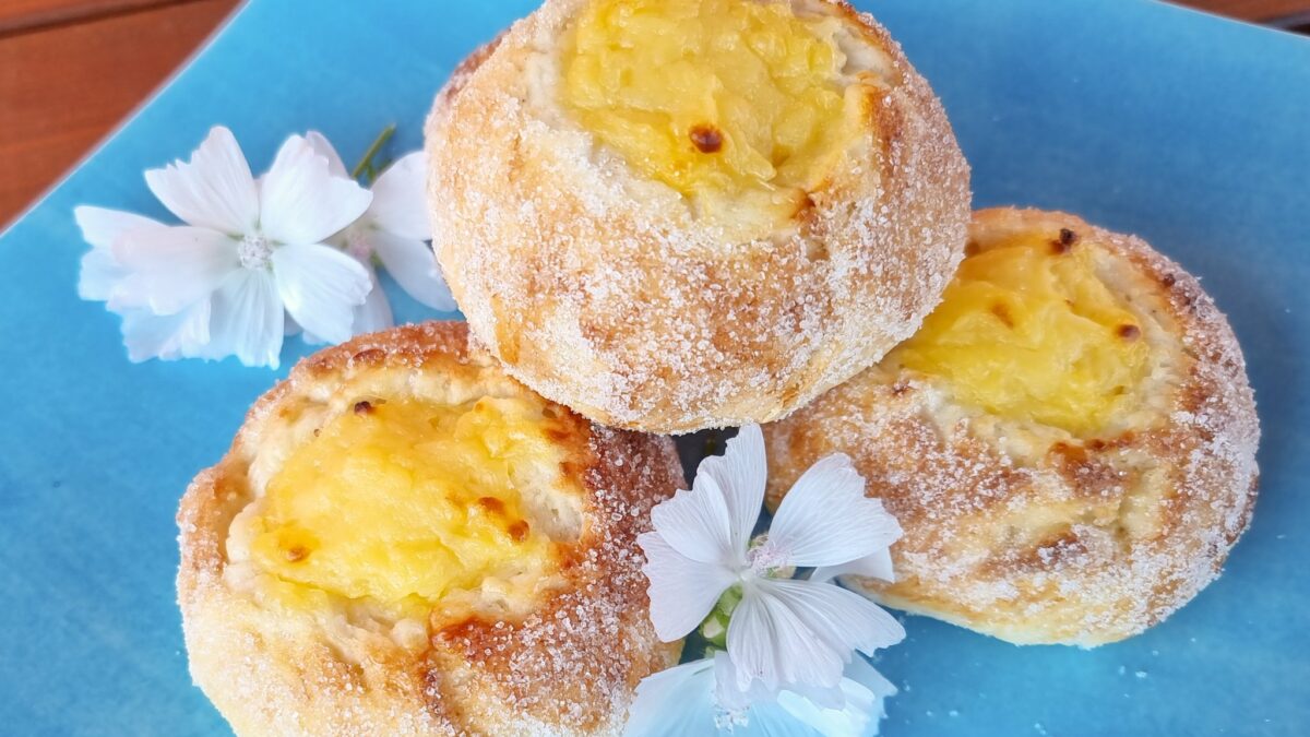 Solskensbullar fyllda med vaniljkräm