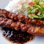glutenfria festliga jordnötsmarinerade kycklingspett