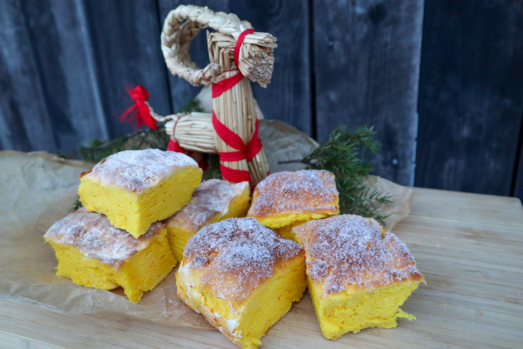 Sockrade lussebullar i långpanna