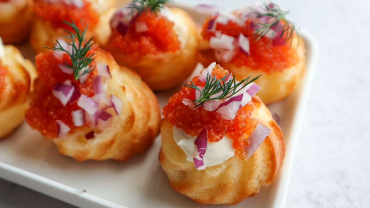 Petit choux med smetana, rom och rödlök