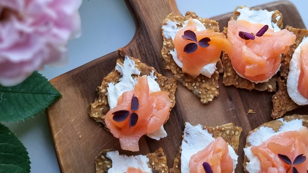Laxssnittar på fröknäcke med qinoa
