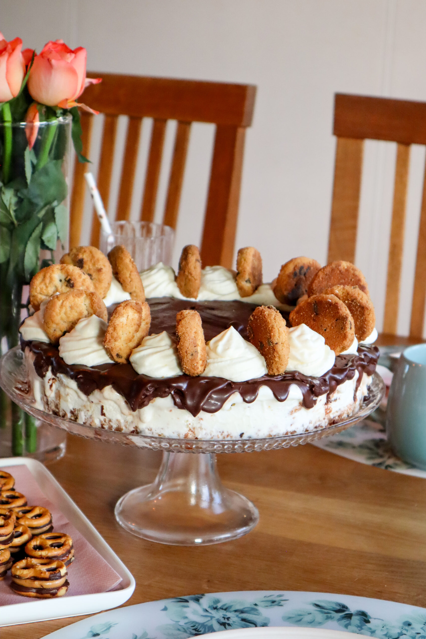 Cookie glasstårta med chokladfuge topping