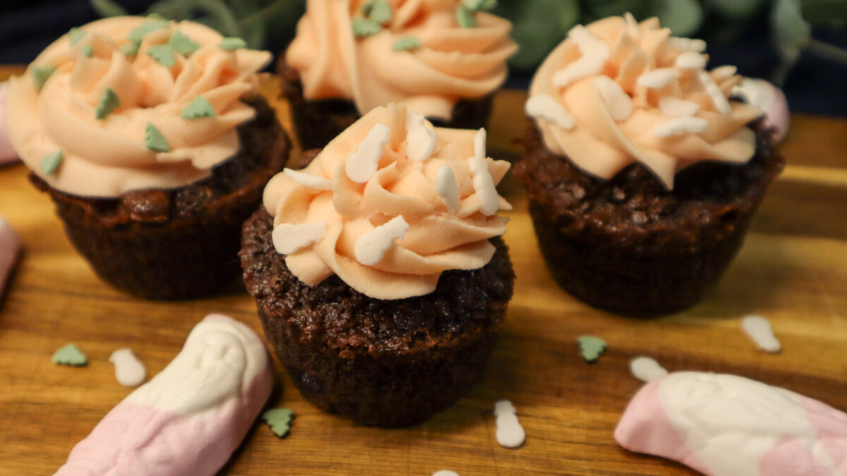 Chokladmuffins med skumtomtefluff